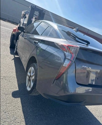 ETA ថ្ងៃទី5 ខែ6 Prius 2016 option 3 touring ឡានអត់ច្រេះ ប៉ះស្រាល Autocheck 75ពិន្ទុ