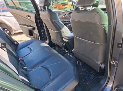 ETA ថ្ងៃទី5 ខែ6 Prius 2016 option 3 touring ឡានអត់ច្រេះ ប៉ះស្រាល Autocheck 75ពិន្ទុ