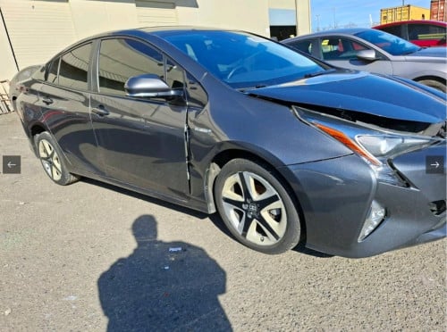 ETA ថ្ងៃទី5 ខែ6 Prius 2016 option 3 touring ឡានអត់ច្រេះ ប៉ះស្រាល Autocheck 75ពិន្ទុ