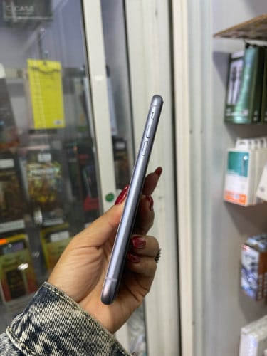 iPhone 11/64GB/ថ្ម77%តួរ98%សុីនសានុំ(ធានា១ខែលើម៉ាសុីន)