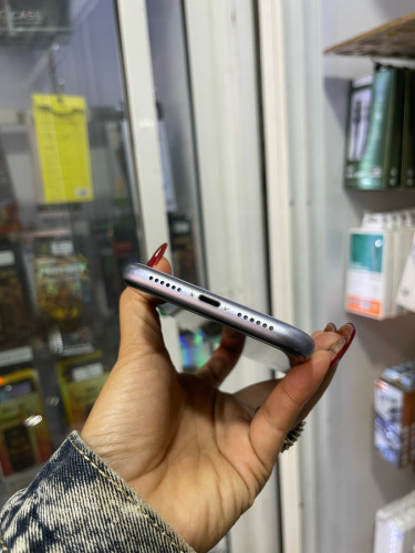 iPhone 11/64GB/ថ្ម77%តួរ98%សុីនសានុំ(ធានា១ខែលើម៉ាសុីន)
