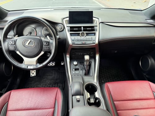Lexus NX200T ឆ្នាំ 016 F sport 5ប៊ូតុង ប៉ុង2 ក្នុងឈើរី