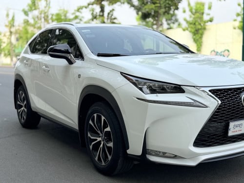 Lexus NX200T ឆ្នាំ 016 F sport 5ប៊ូតុង ប៉ុង2 ក្នុងឈើរី