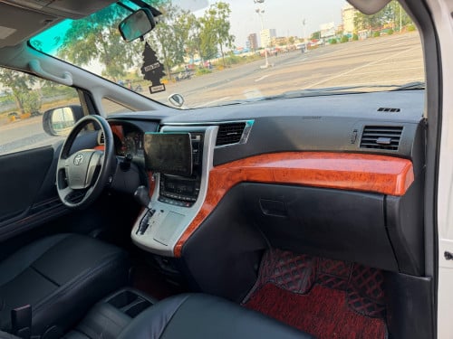 Toyota Alphard បើកដំបូល 2012
