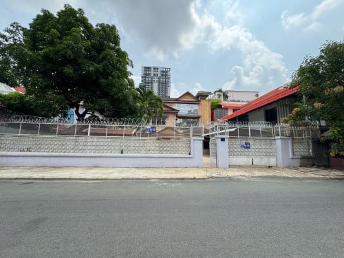 Villa 5 Bedrooms For Rent in Toul Kork Area