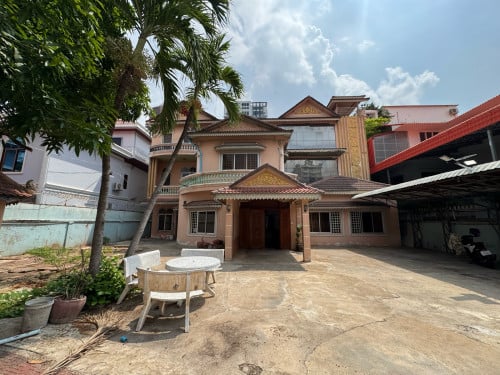 Villa 5 Bedrooms For Rent in Toul Kork Area