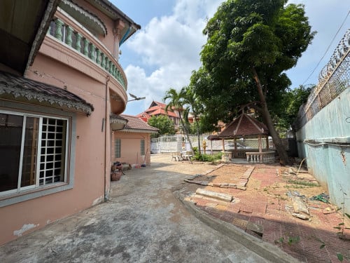 Villa 5 Bedrooms For Rent in Toul Kork Area