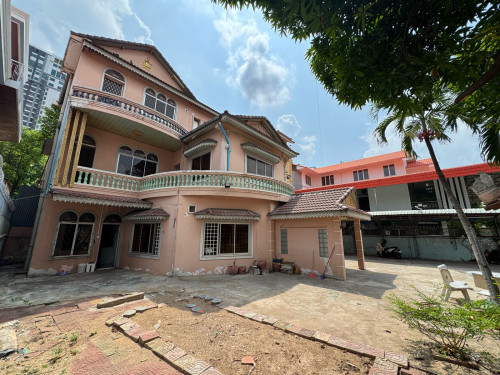 Villa 5 Bedrooms For Rent in Toul Kork Area