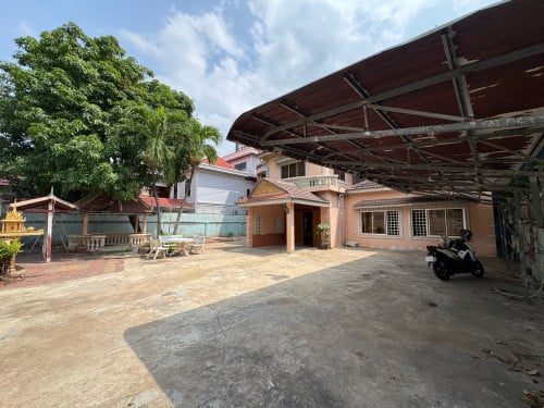 Villa 5 Bedrooms For Rent in Toul Kork Area