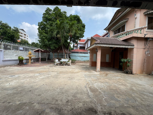 Villa 5 Bedrooms For Rent in Toul Kork Area
