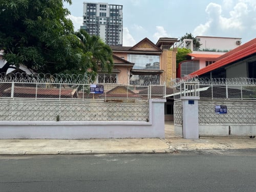 Villa 5 Bedrooms For Rent in Toul Kork Area