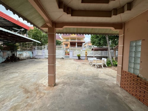 Villa 5 Bedrooms For Rent in Toul Kork Area