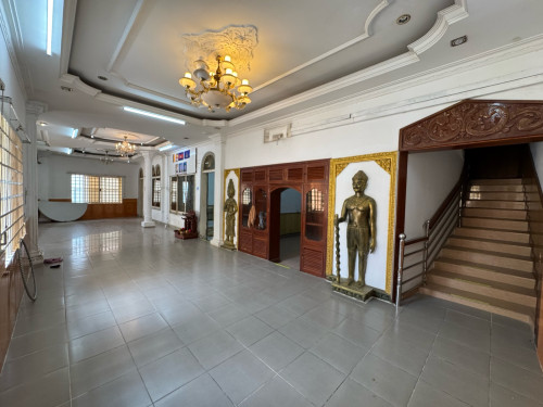 Villa 5 Bedrooms For Rent in Toul Kork Area