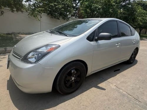 លក់បន្ទាន់ Prius 05 Half Ful