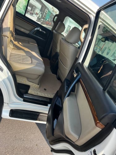 ឡានផ្ទាល់ខ្លួន លក់បន្ទាន់​ Toyota Land Cruiser 2011 upgrade to 2021