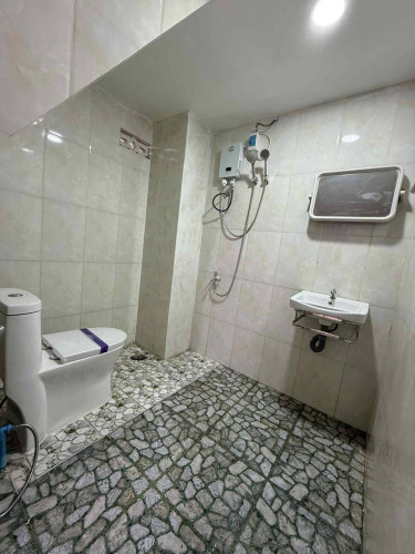 🏠房屋出租,位置：奥克罗夫学校附近,14间卧室，16间浴室