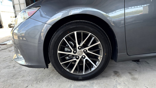 LEXUS ES300H Full Premium ឆ្នាំ 2013 ពណ៍ប្រផេះ ក្នុងខ្មៅ