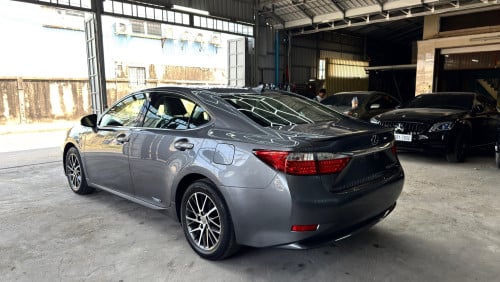 LEXUS ES300H Full Premium ឆ្នាំ 2013 ពណ៍ប្រផេះ ក្នុងខ្មៅ