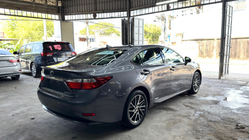 LEXUS ES300H Full Premium ឆ្នាំ 2013 ពណ៍ប្រផេះ ក្នុងខ្មៅ