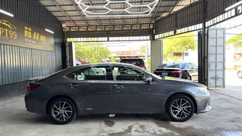 LEXUS ES300H Full Premium ឆ្នាំ 2013 ពណ៍ប្រផេះ ក្នុងខ្មៅ