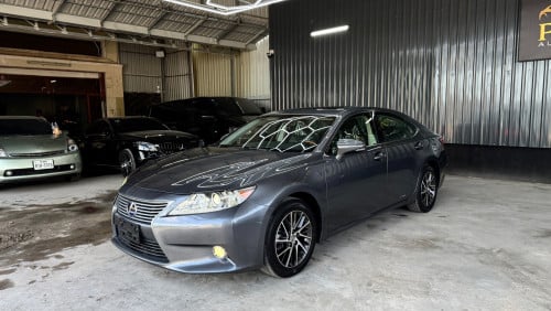 LEXUS ES300H Full Premium ឆ្នាំ 2013 ពណ៍ប្រផេះ ក្នុងខ្មៅ