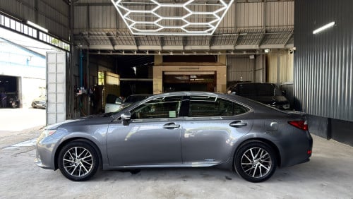 LEXUS ES300H Full Premium ឆ្នាំ 2013 ពណ៍ប្រផេះ ក្នុងខ្មៅ