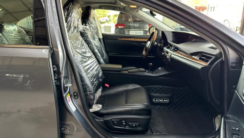 LEXUS ES300H Full Premium ឆ្នាំ 2013 ពណ៍ប្រផេះ ក្នុងខ្មៅ