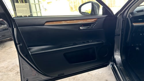 LEXUS ES300H Full Premium ឆ្នាំ 2013 ពណ៍ប្រផេះ ក្នុងខ្មៅ