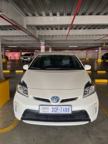 Prius 013 White Option 4 Inside Yellow
