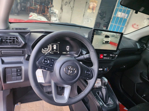 toyota ឆ្នាំ 2022 full option penh ដំបូលខ្មៅ។