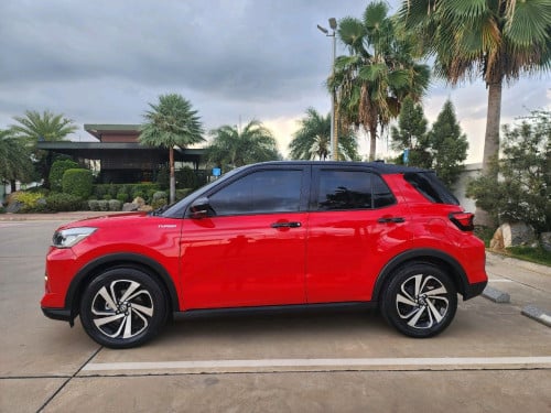 toyota ឆ្នាំ 2022 full option penh ដំបូលខ្មៅ។