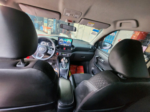 toyota ឆ្នាំ 2022 full option penh ដំបូលខ្មៅ។