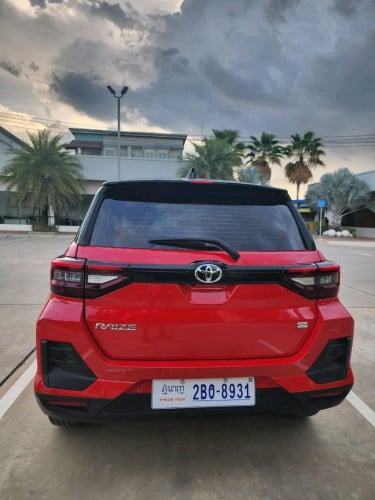 toyota ឆ្នាំ 2022 full option penh ដំបូលខ្មៅ។