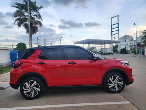 toyota ឆ្នាំ 2022 full option penh ដំបូលខ្មៅ។
