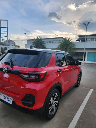 toyota ឆ្នាំ 2022 full option penh ដំបូលខ្មៅ។