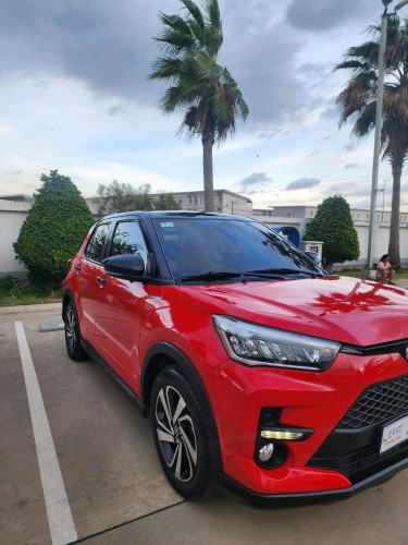 toyota ឆ្នាំ 2022 full option penh ដំបូលខ្មៅ។