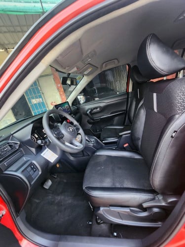 toyota ឆ្នាំ 2022 full option penh ដំបូលខ្មៅ។
