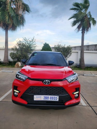 toyota ឆ្នាំ 2022 full option penh ដំបូលខ្មៅ។