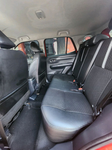 toyota ឆ្នាំ 2022 full option penh ដំបូលខ្មៅ។