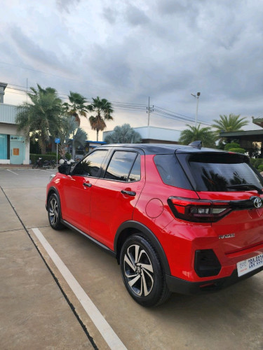 toyota ឆ្នាំ 2022 full option penh ដំបូលខ្មៅ។
