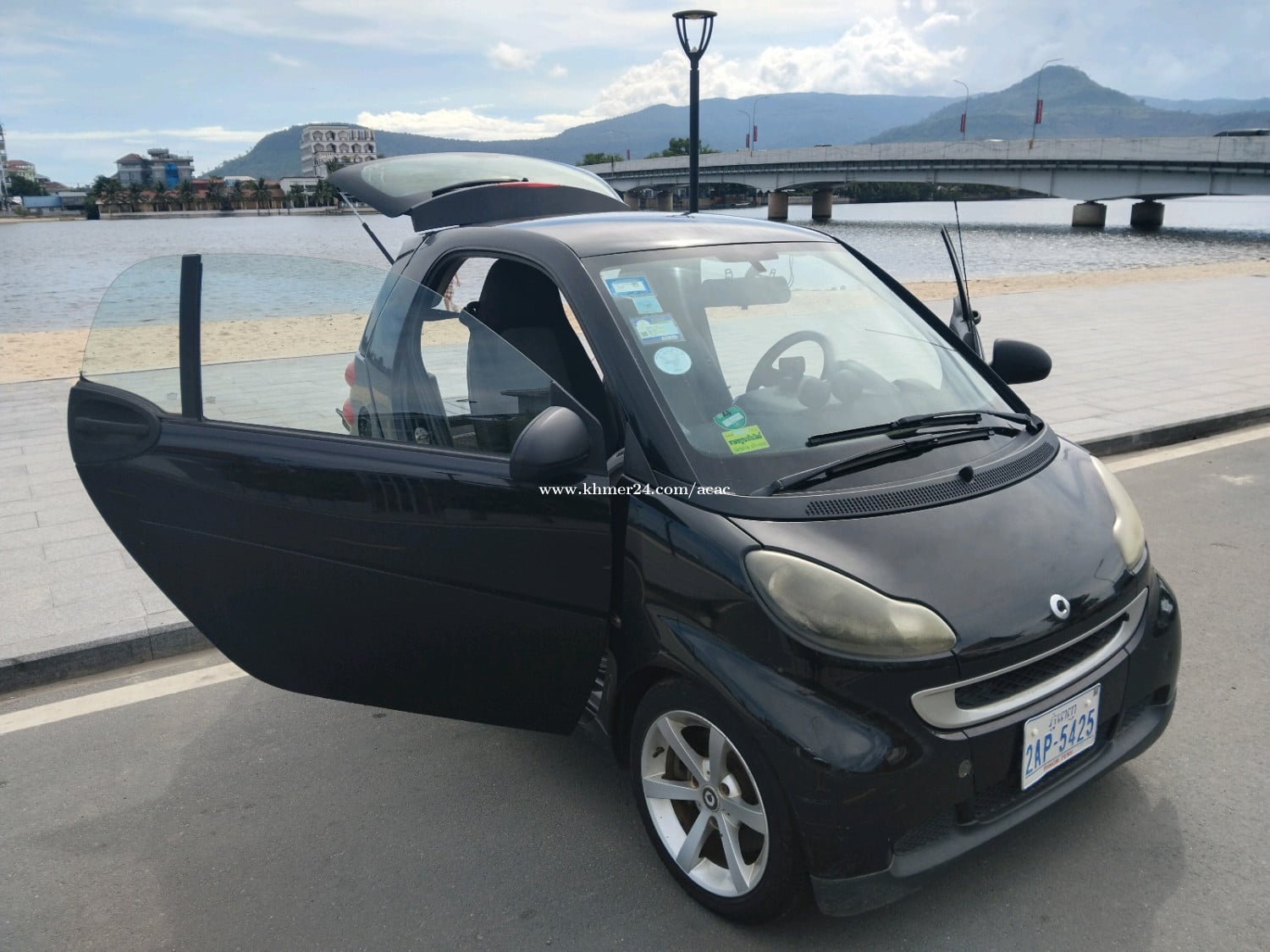 Black Mercedes Smart car 1.0 Turbo