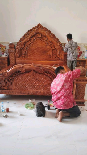 គ្រែឈើធ្នង់
