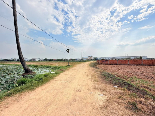 ដីលក់បន្ទាន់នៅក្រោយវត្តជុំ ឈូកវ៉ា1