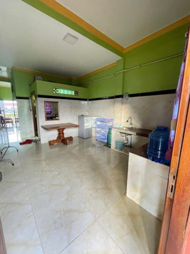 ជណ្តើង ដើរខាងក្រោយសំរាប់ជាន់ខាងលើ មាន4បន្ទប់ ខាងលើ បន្ទប់1ដាក់ដោយឡែកពីគ្នា