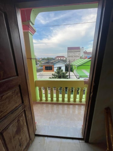 ជណ្តើង ដើរខាងក្រោយសំរាប់ជាន់ខាងលើ មាន4បន្ទប់ ខាងលើ បន្ទប់1ដាក់ដោយឡែកពីគ្នា