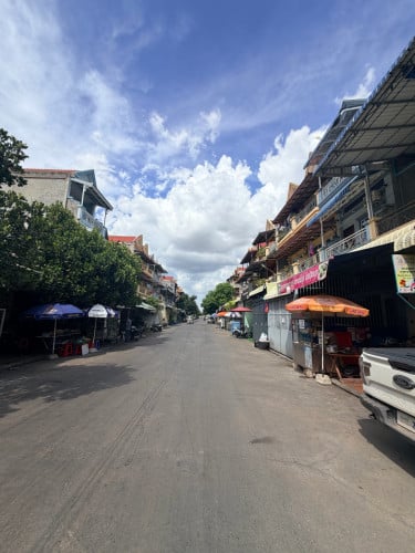 ផ្ទះលក់ បុរីពិភពថ្មីផ្សារឈូកមាស ផ្លូវ A ផ្ទះជម្រៅ 16m ផ្លូវអ៊ូរអរ មានចំណូលជូលស្រាប់ !