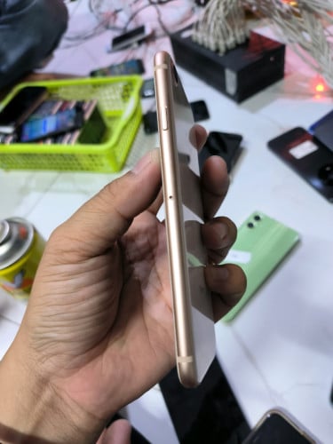 លក់iphone 8 64g ស្អាត់សុំណុំហ្សីន  98%