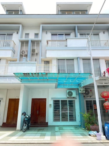 🏡វីឡាកូនកាត់នៅបុរីប៉េងហួតជិតផ្សារទំនើប អេអនទី ២