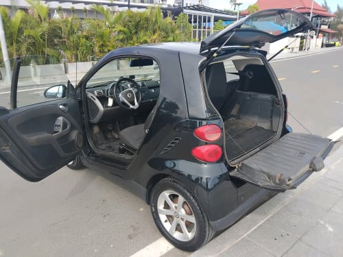 Black Mercedes Smart car 1.0 Turbo