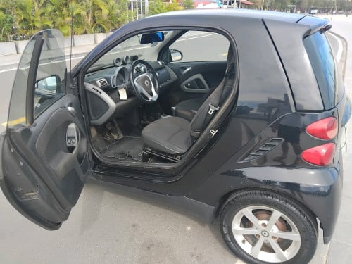 Black Mercedes Smart car 1.0 Turbo